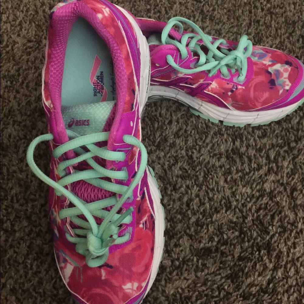 Women’s asics BRAND NEW tennis shoes